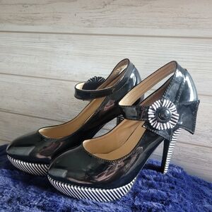 Chic Black Patent Leather Heels with Striped Details